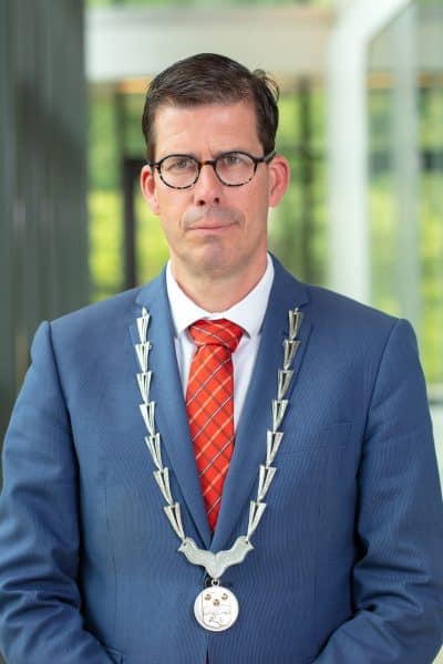 Burgemeester Joost van Oostrum