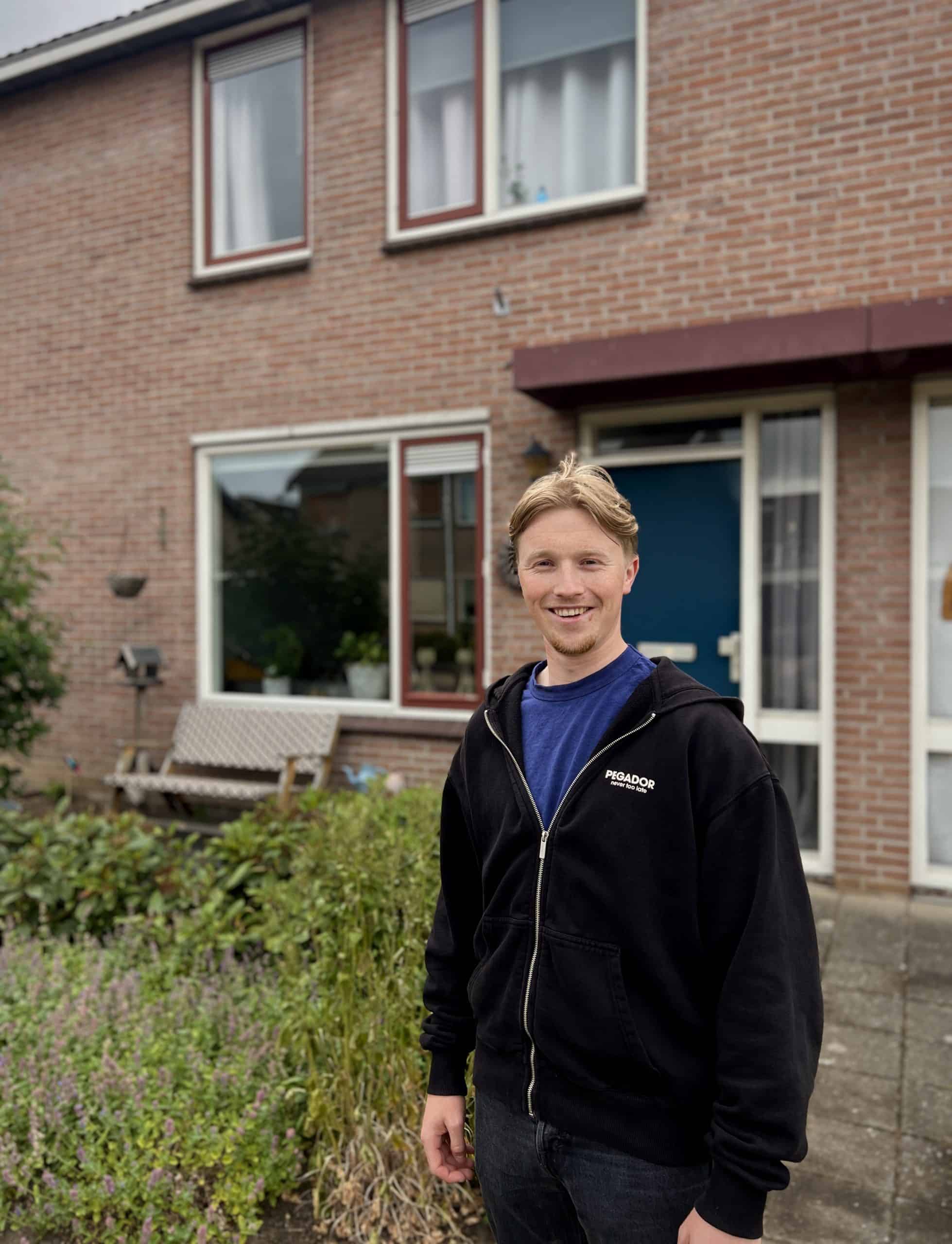Foto van Maxim voor het huis van zijn moeder in Borculo